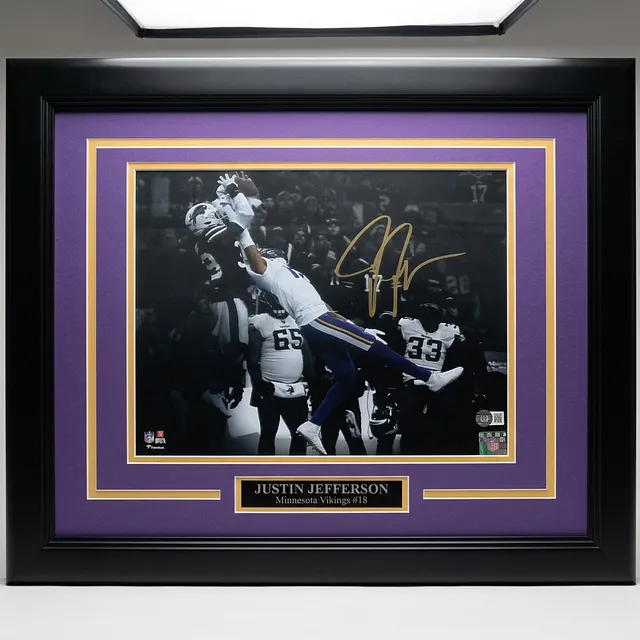 Justin Jefferson Autographed Minnesota Vikings (Spotlight Catch) Deluxe Framed 11x14 Photo - Beckett